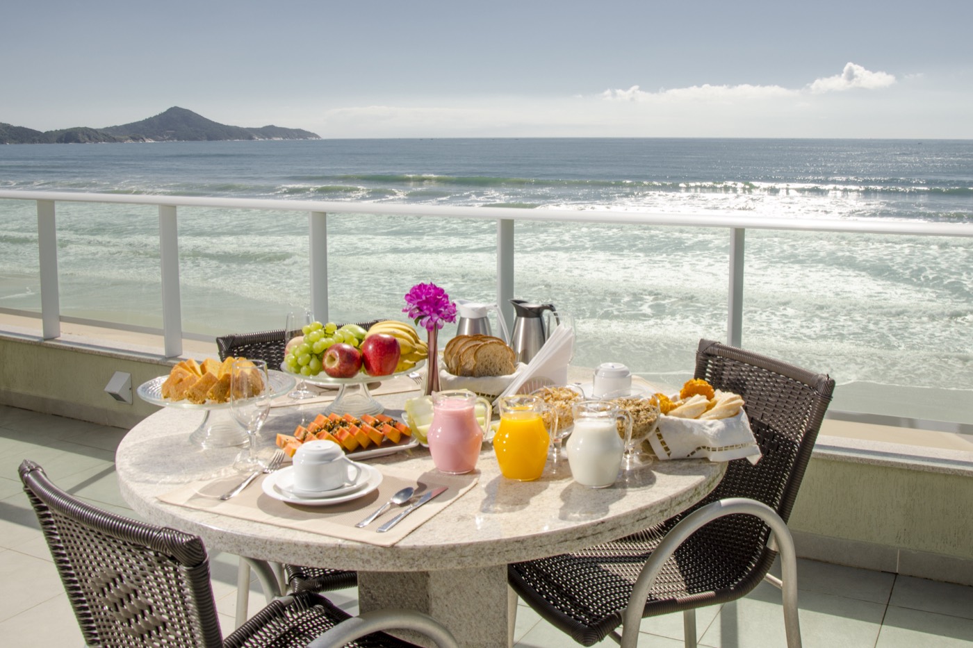 Café da manhã com vista para o mar