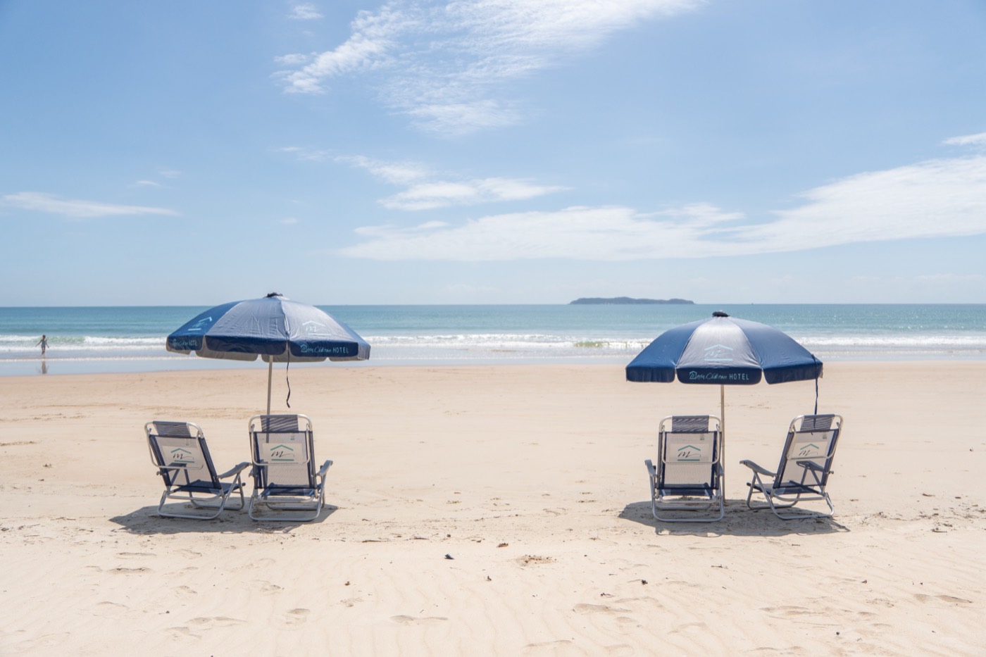 Espreguiçadeiras e guarda-sol na praia de Canto Grande